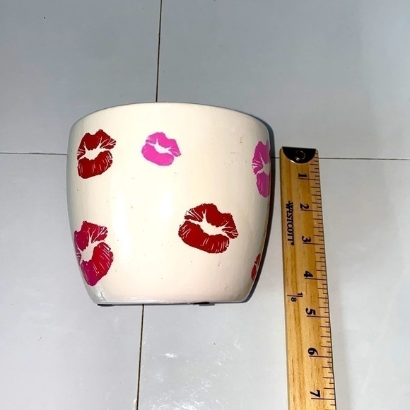 White ceramic vase with hand painted pink and red lips. 4.5” by 5”. - Picture 7 of 9